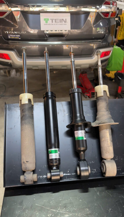 Cấp độ hư hỏng giảm xóc ô tô: xuất hiện lớp dầu ở thân phuộc giảm xóc