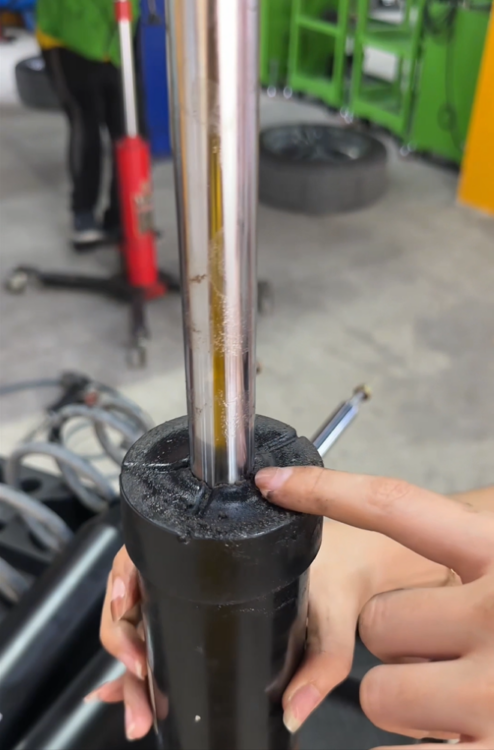 Cấp độ hư hỏng giảm xóc ô tô: xuất hiện lớp dầu ở thân phuộc giảm xóc