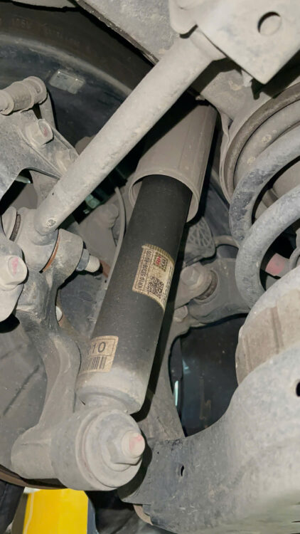 Cấp độ hư hỏng giảm xóc ô tô: xuất hiện lớp dầu ở thân phuộc giảm xóc